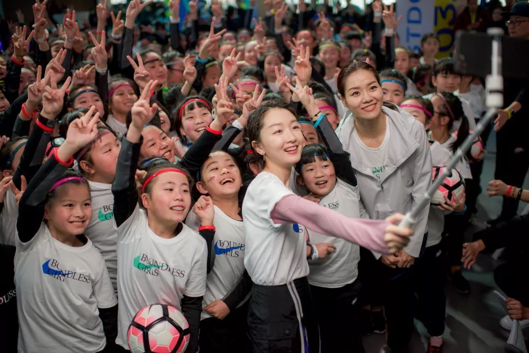 周冬雨光脚走在雪地上,周冬雨光脚踩雪