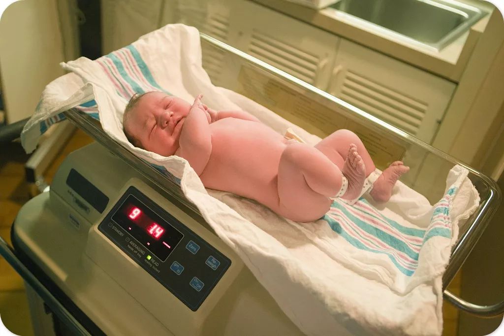 宝妈注意关于新生儿护理的三件事,新生儿常见病症新妈咪遇到别惊慌