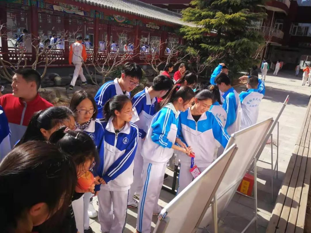 *会两**期间，为什么首师大二附中的操场上每天都排起了长队？