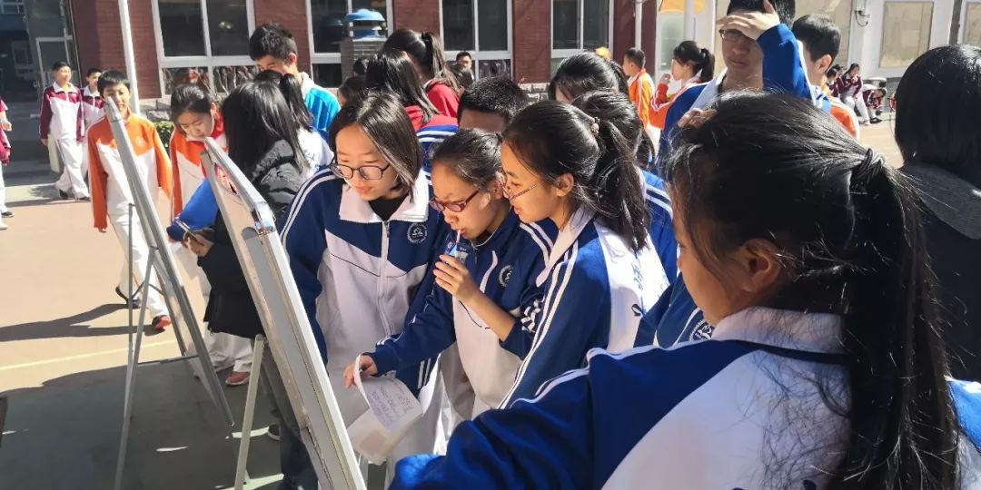 *会两**期间，为什么首师大二附中的操场上每天都排起了长队？