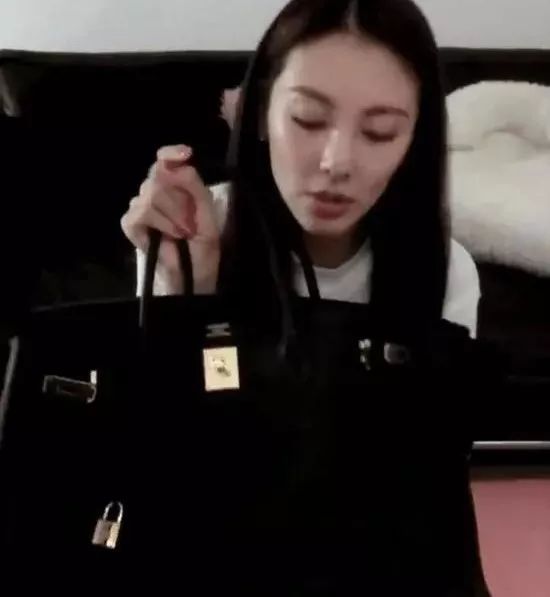 新欢曝光遭反锤，话题女王沉默是金立flag。