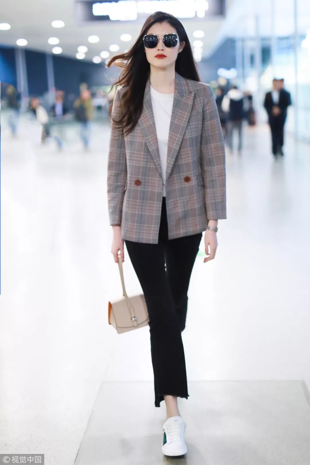 最新时尚穿搭街拍,换季不吃土旧衣穿出新时髦感