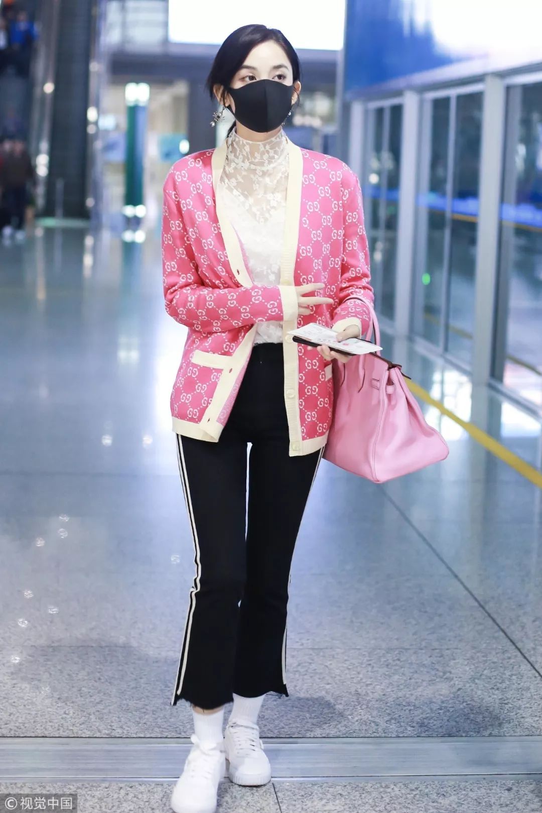 机场街拍谁赢?懂旧衣新穿的才是时髦精