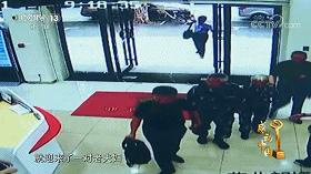 老人不听劝阻坚持要向陌生人汇钱,老太太给陌生人汇钱后续