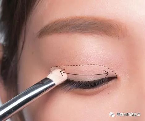 温柔又元气的杏粉色妆容,粉色系光泽感妆容