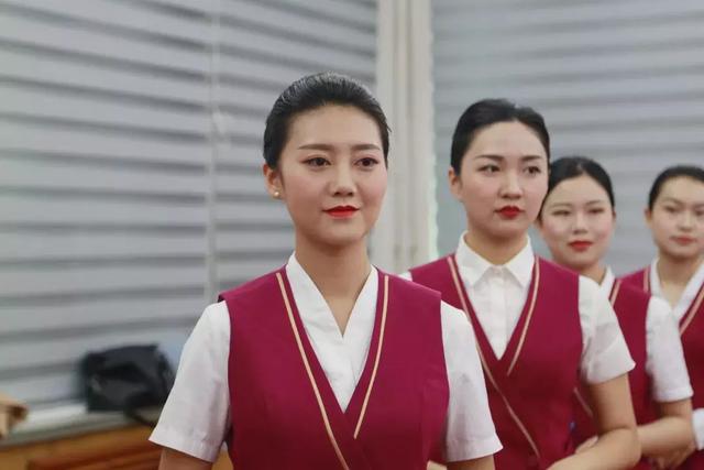 南航最漂亮十大空姐制服,南航的空姐制服特别像服务员