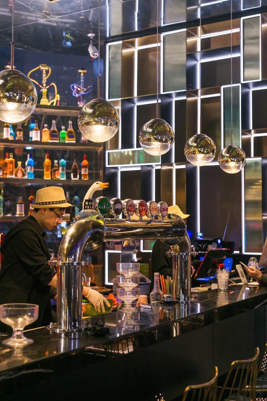 4折从四川吃到广东！我左手拿麦，右手啤酒，在这个“千面餐厅”里嗨到凌晨？