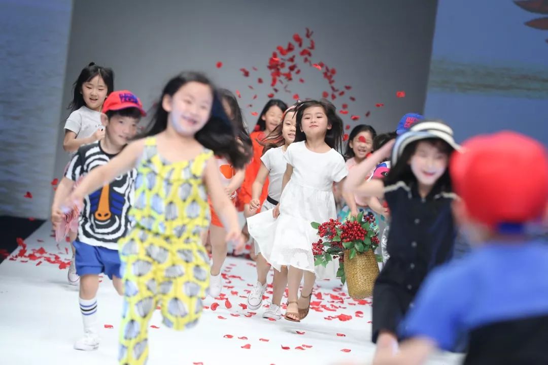 有趣的灵魂比华丽的外表更吸引人,有趣的灵魂才是最美的风景