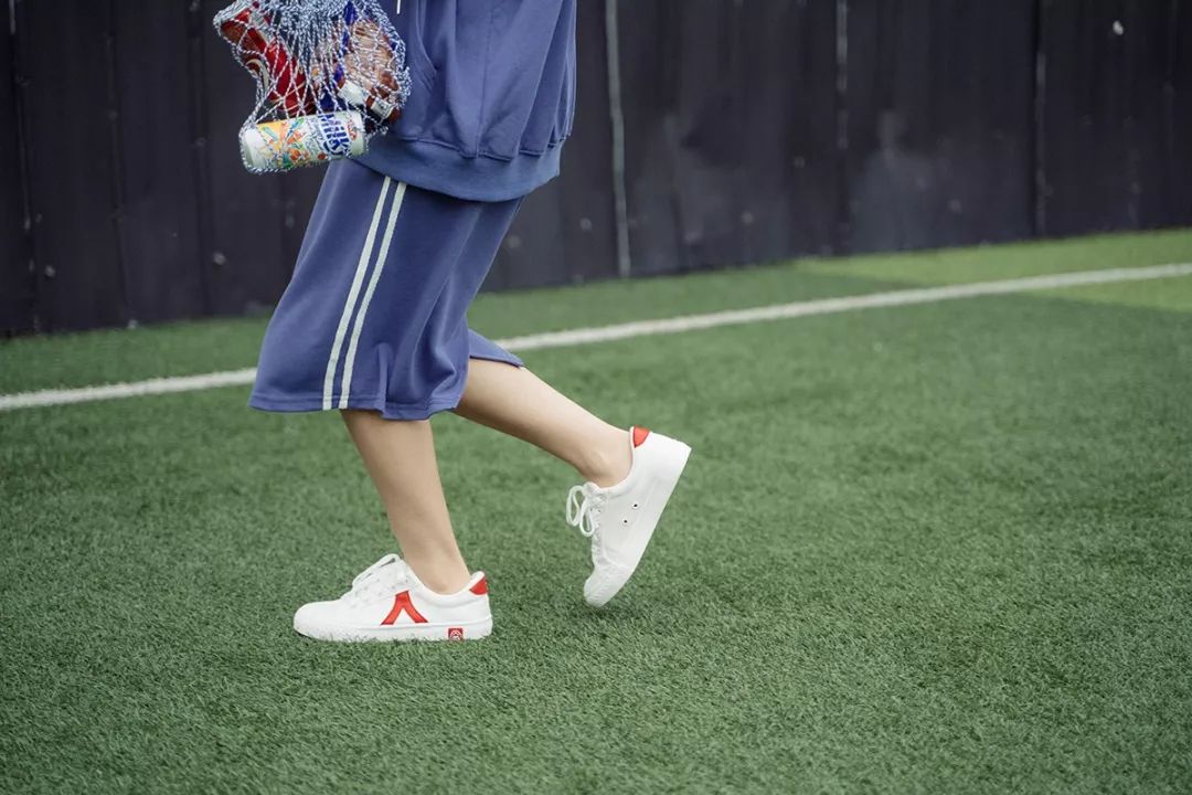 卫衣搭配牛仔裤和小白鞋,卫衣搭配黑大衣小白鞋男生