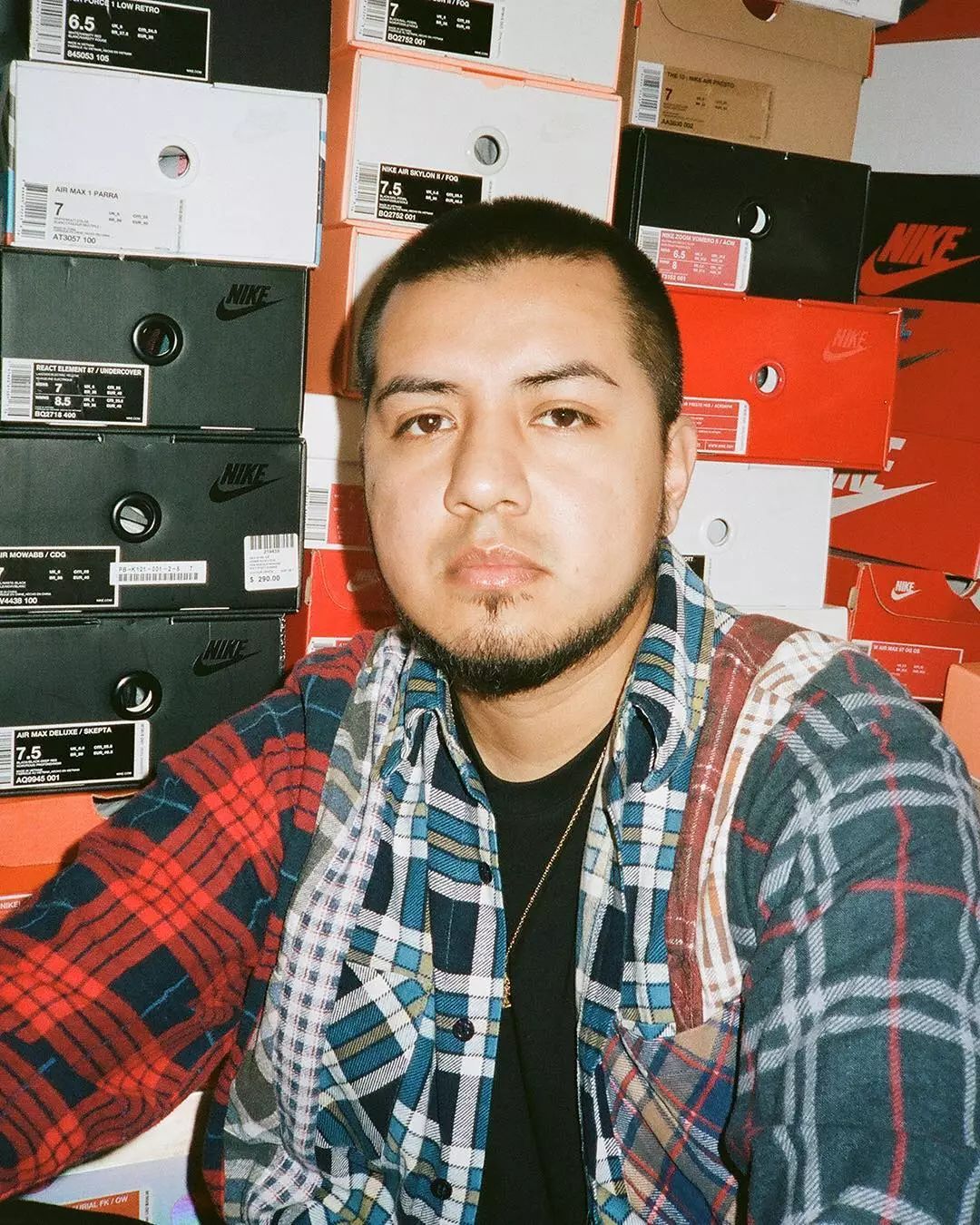 看别人穿名牌心理自卑,看别人穿的鞋多贵