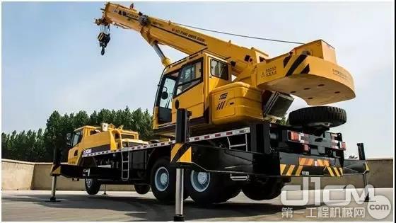 全地面大型起重机徐工超级工程,徐工2400吨吊车现场