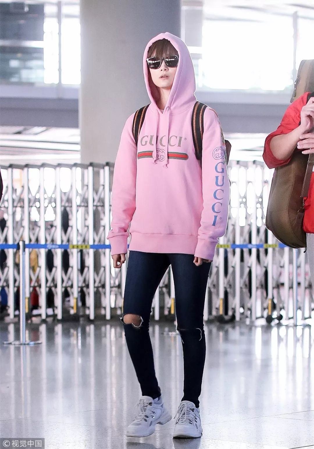 杨幂穿粉色卫衣配紧身运动裤,杨幂穿白色紧身裤穿搭