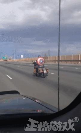 正经GIF囧图:女人不要和男人比骚,地铁上的泳装让人把持不住