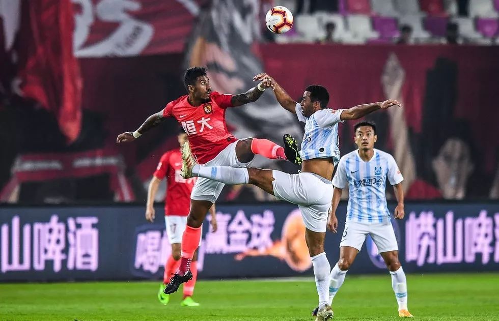 广州恒大2-0广州富力德比战只进2球各位满意吗？广州“塔”威震天河恒大4连胜紧逼国安富力失球成惯性斯帅还有何法宝？