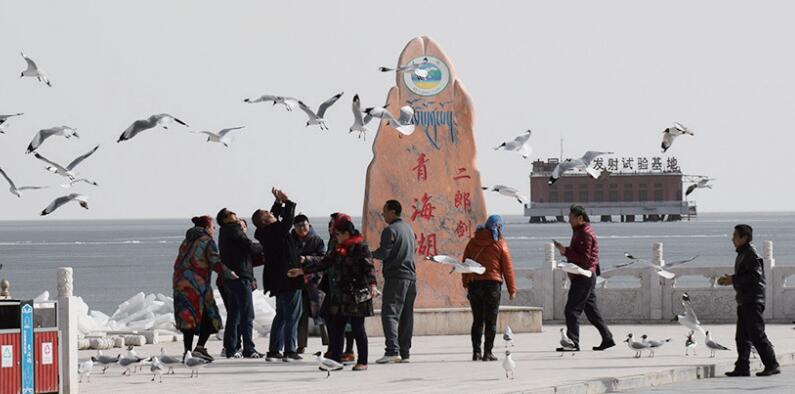 青海湖今年文武双开