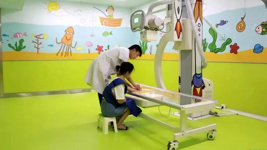 警惕孩子出现这种症状尽快就医,孩子出现这些小动作千万别大意