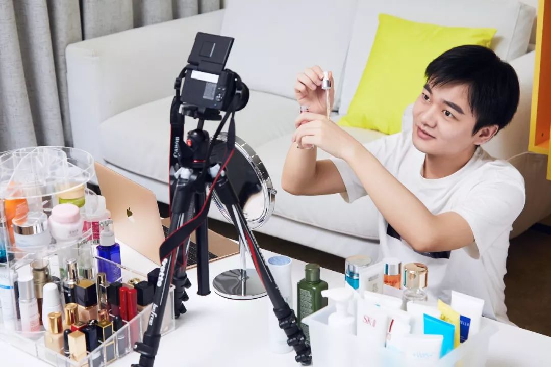 男性美妆博主迎来崛起,他深入化妆品工厂一年,一篇文章带货15万|对话露露黄了