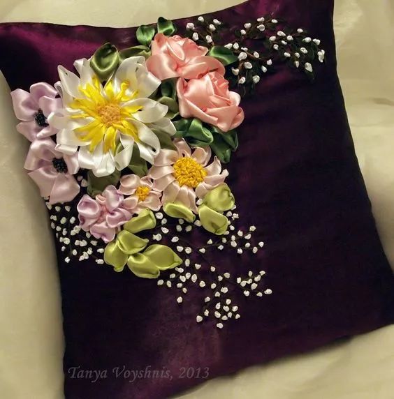 抱枕买个纯色的就够，这样缝几针，要多美有多美！