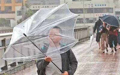 给孩子选雨衣有什么要求,雨衣雨鞋给孩子备好