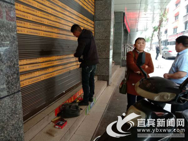 商户很郁闷宜宾城区近10户商铺卷帘门锁芯遭堵