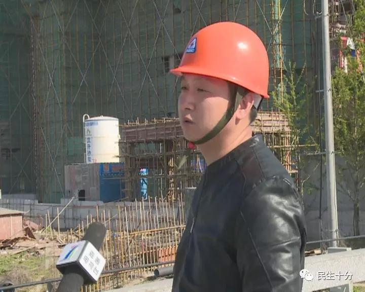 一女子跳河轻生被好心人救上来,女子跳河轻生市民出手相救