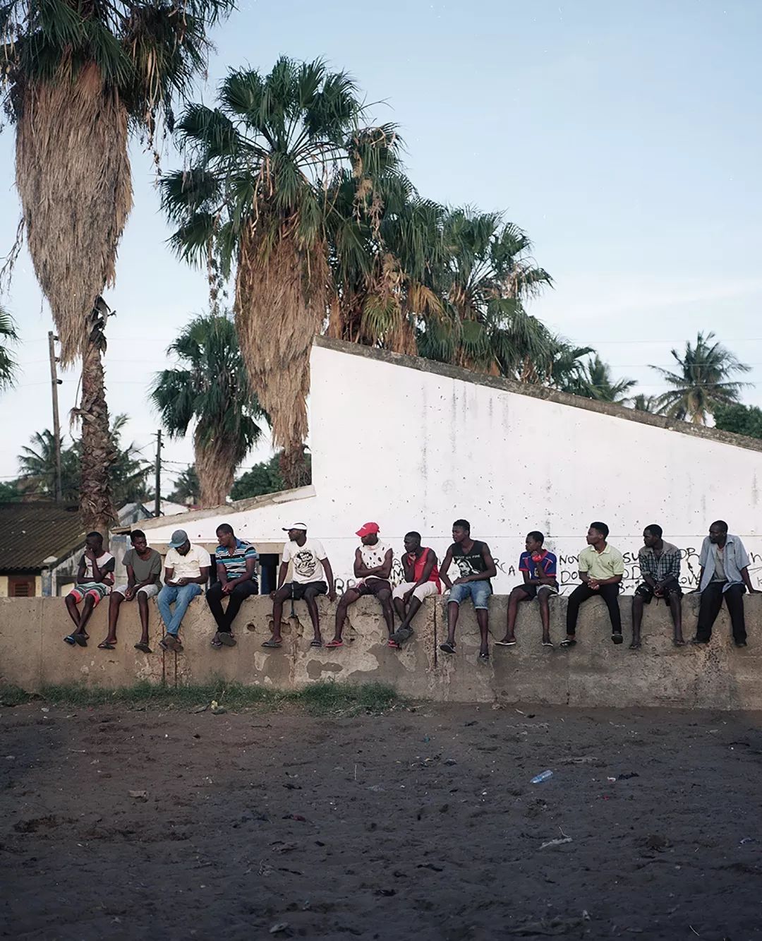 离开马普托之前，他将30件珍藏版球衣留给了非洲少年