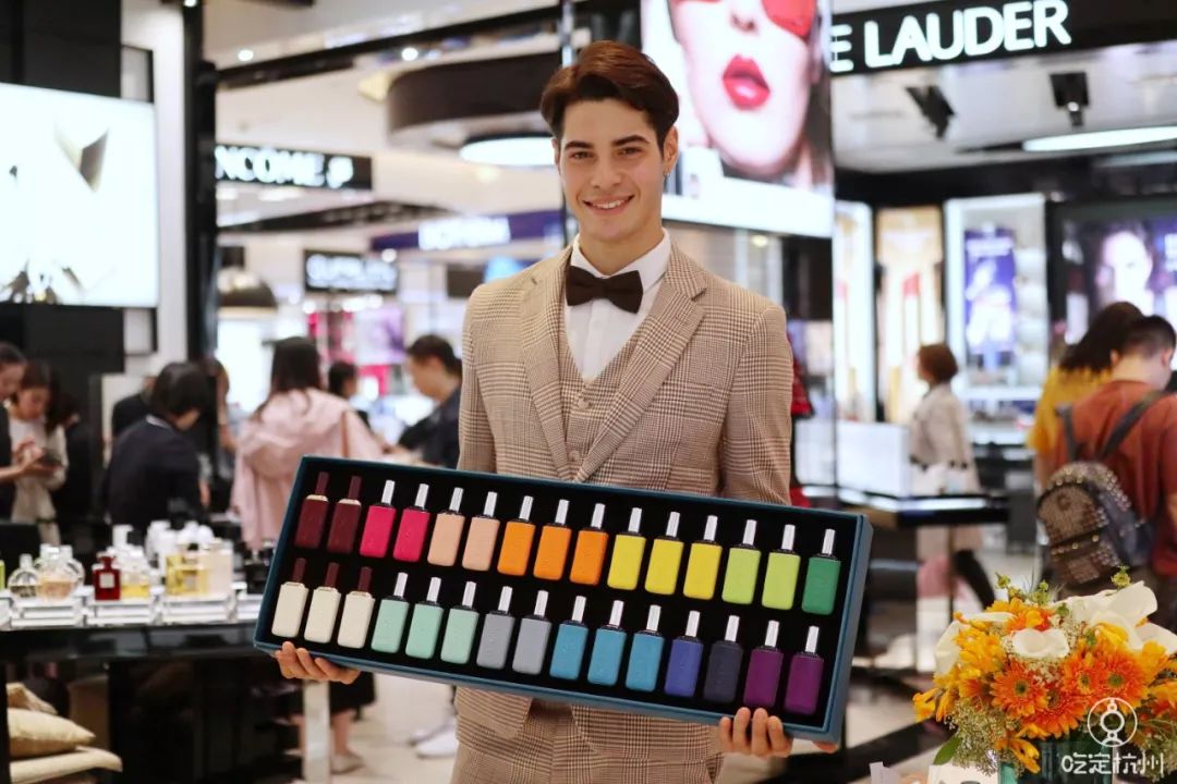 浙江首家！周杰伦为她谱曲、李佳琦连拍两个视频种草、让代购跑断腿的香水品牌来杭州了！