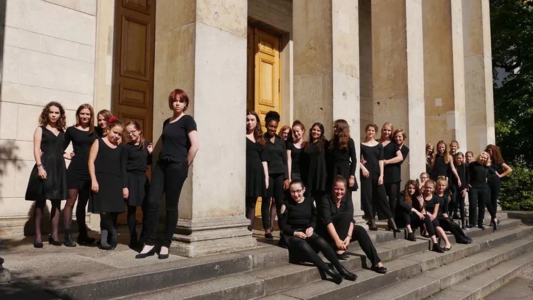 棰勫憡鑳屾櫙浜哄０闊充箰,棰勫憡闇囨捈闊充箰