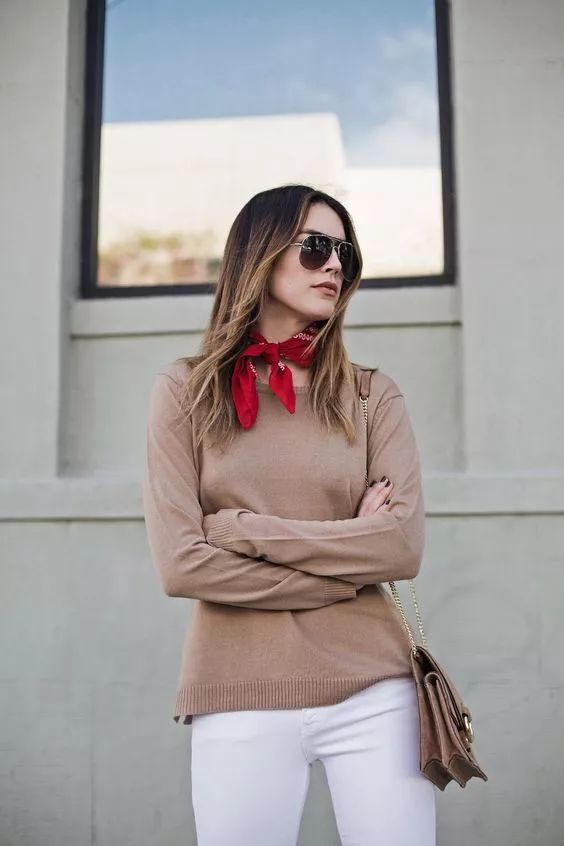 春天方丝巾怎么系好看,丝巾这样系简单时尚又清爽