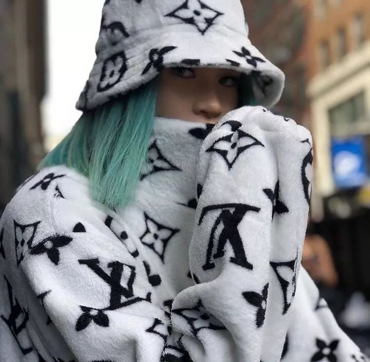 买假名牌的女孩,买假货的女生