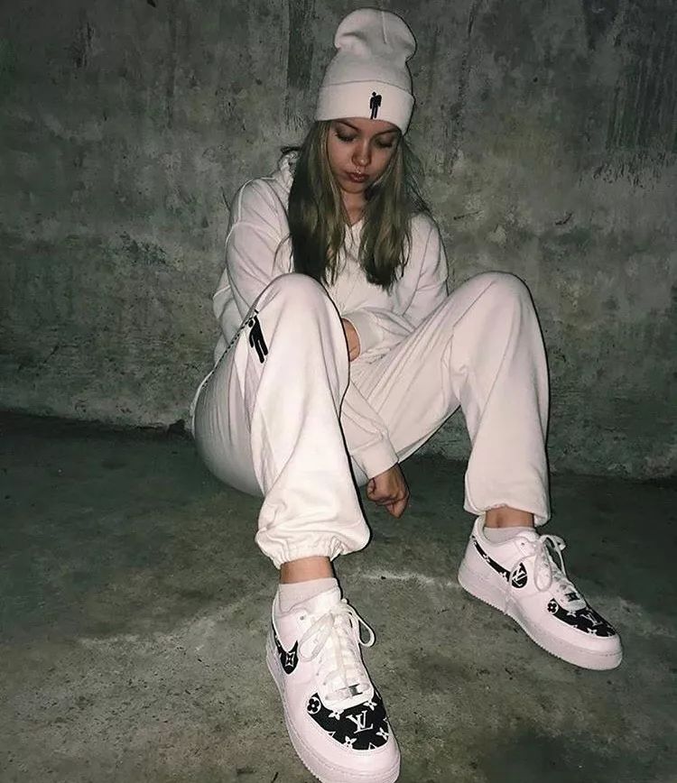 买假名牌的女孩,买假货的女生