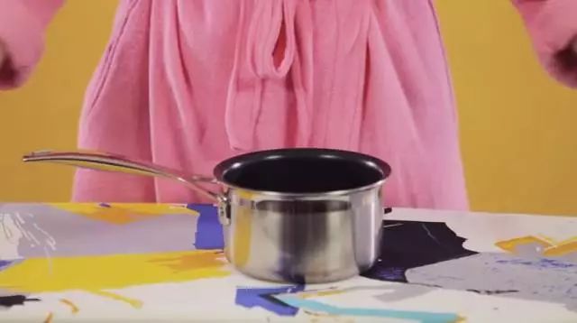 衣服皱巴巴的又没熨斗怎么办,衣服皱巴巴的出新招