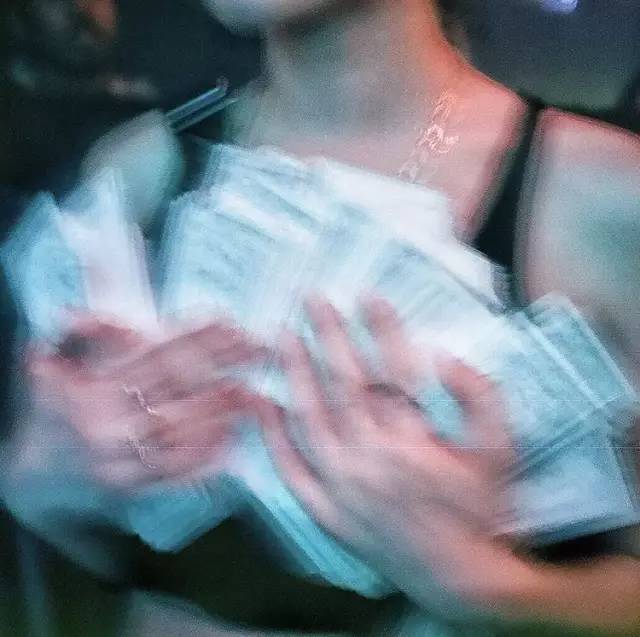 穷的饭都吃不起还穿aj,穷得花呗还不起了文案