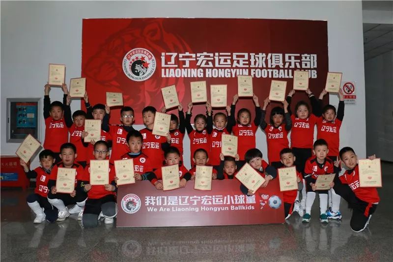 成都蓉城主场比赛球童,足球比赛开场球童手拉手视频