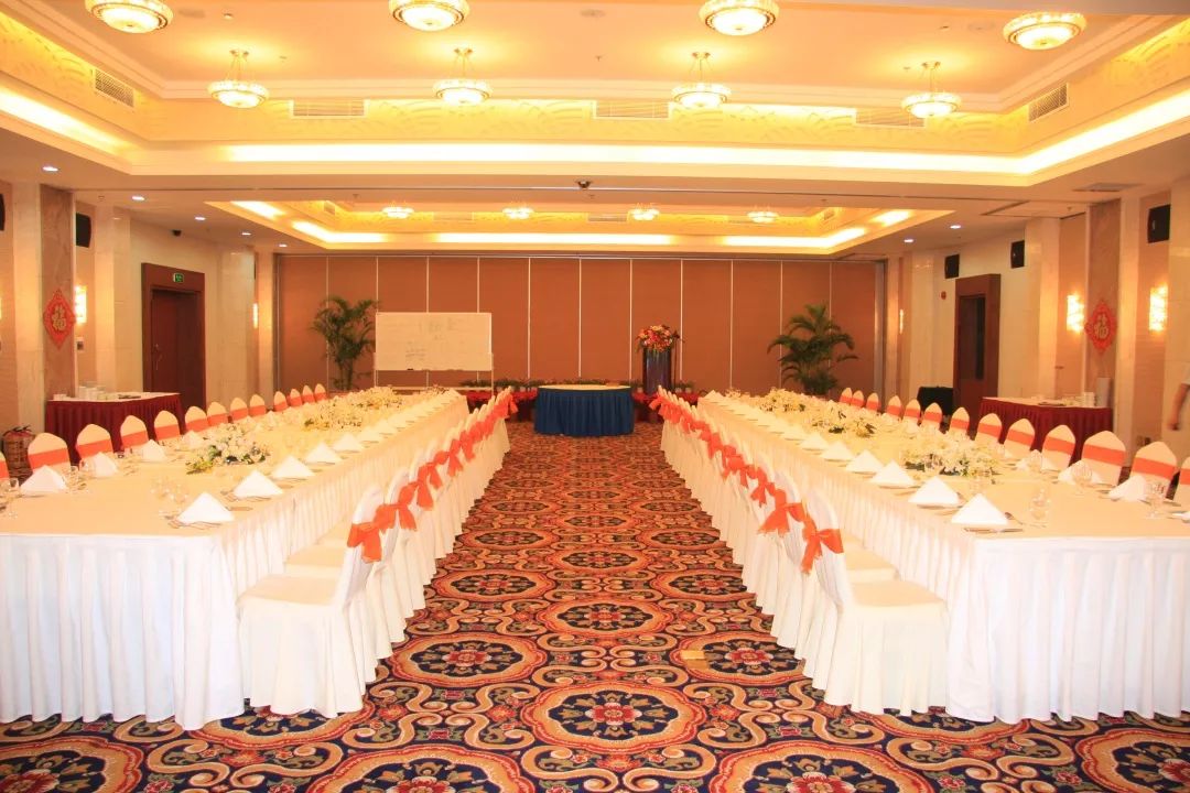 【资讯】银泰酒店喜获“建国70周年·70个品牌酒店金手指奖”