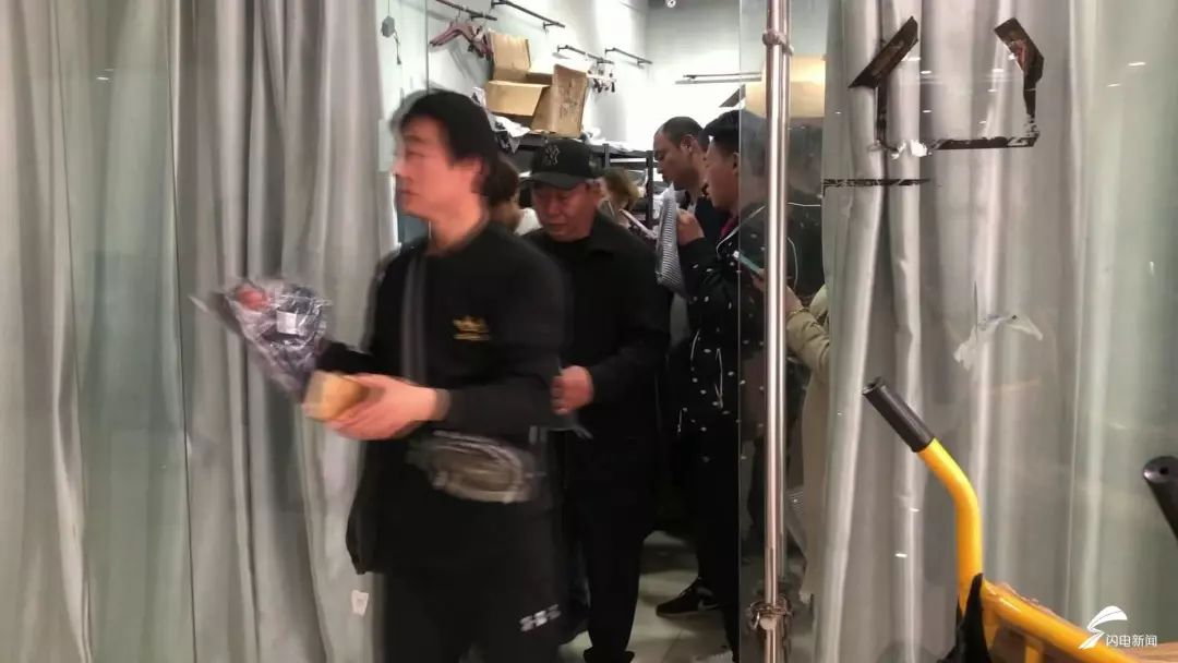 你的名牌衣服是打这儿来的吗？山东一服装市场千元大牌只卖几十元！附近200多个加工点偷加工……