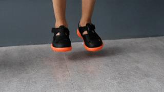 不烧脚又好看的运动风凉鞋推荐,小蓝羊凉鞋男测评