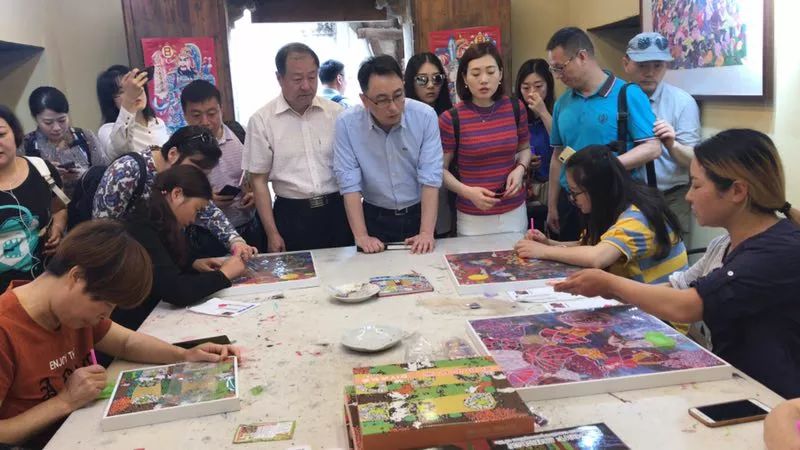 记者采访现场践行四力,践行四力致敬记者