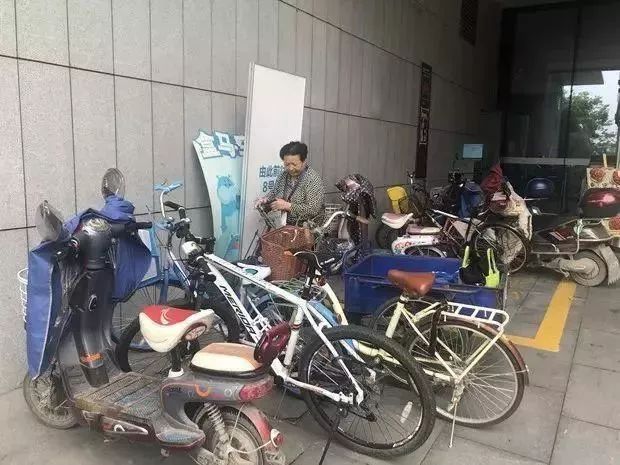 最强保洁工！坐拥8套房收租，兢兢业业天天收垃圾，只为…