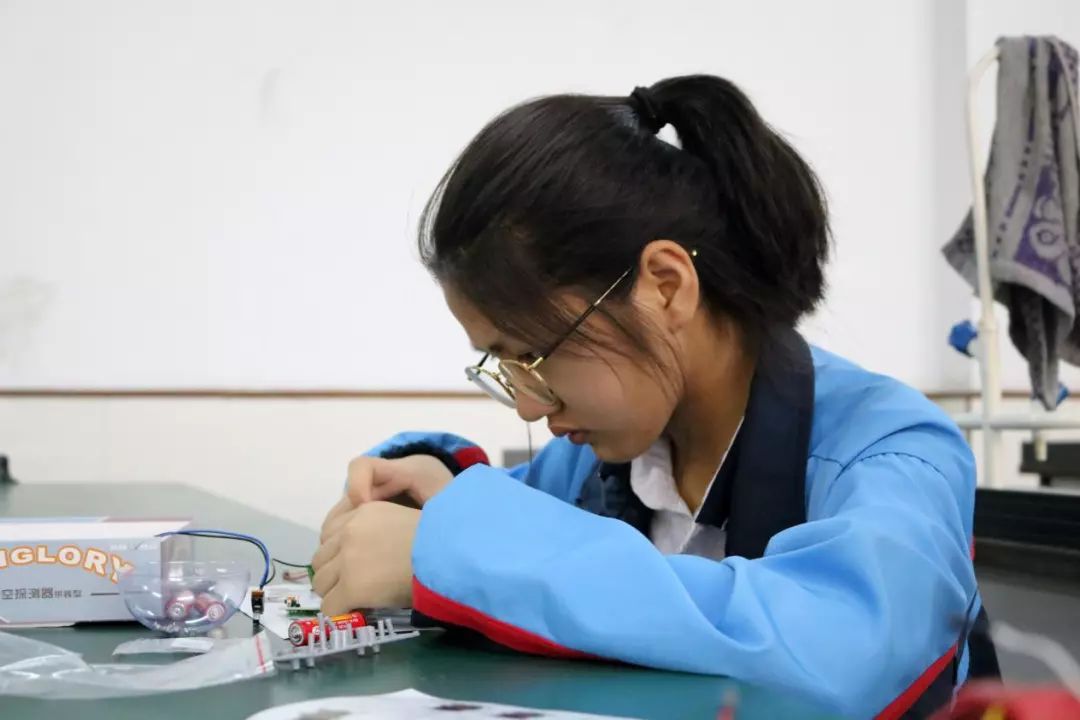 快乐体验快乐成长,快乐体验成长绘画二年级