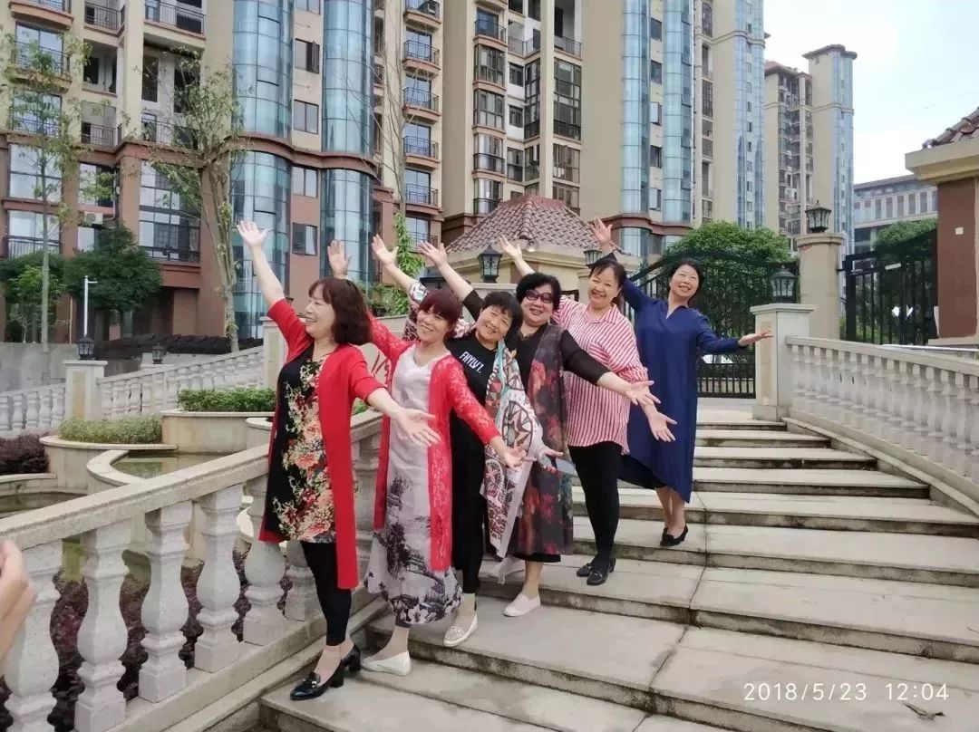 中国大妈旅游拍照标准动作视频,中国大妈拍照十大姿势