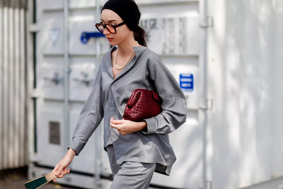 都在看MetGala的群魔乱舞,我却被哈卷的珍珠耳环给吸走!