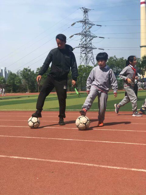 阳光少年展风采,运动场上秀技能