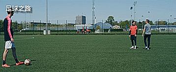 足球基本功训练控球教学慢动作,足球前锋跑位教学