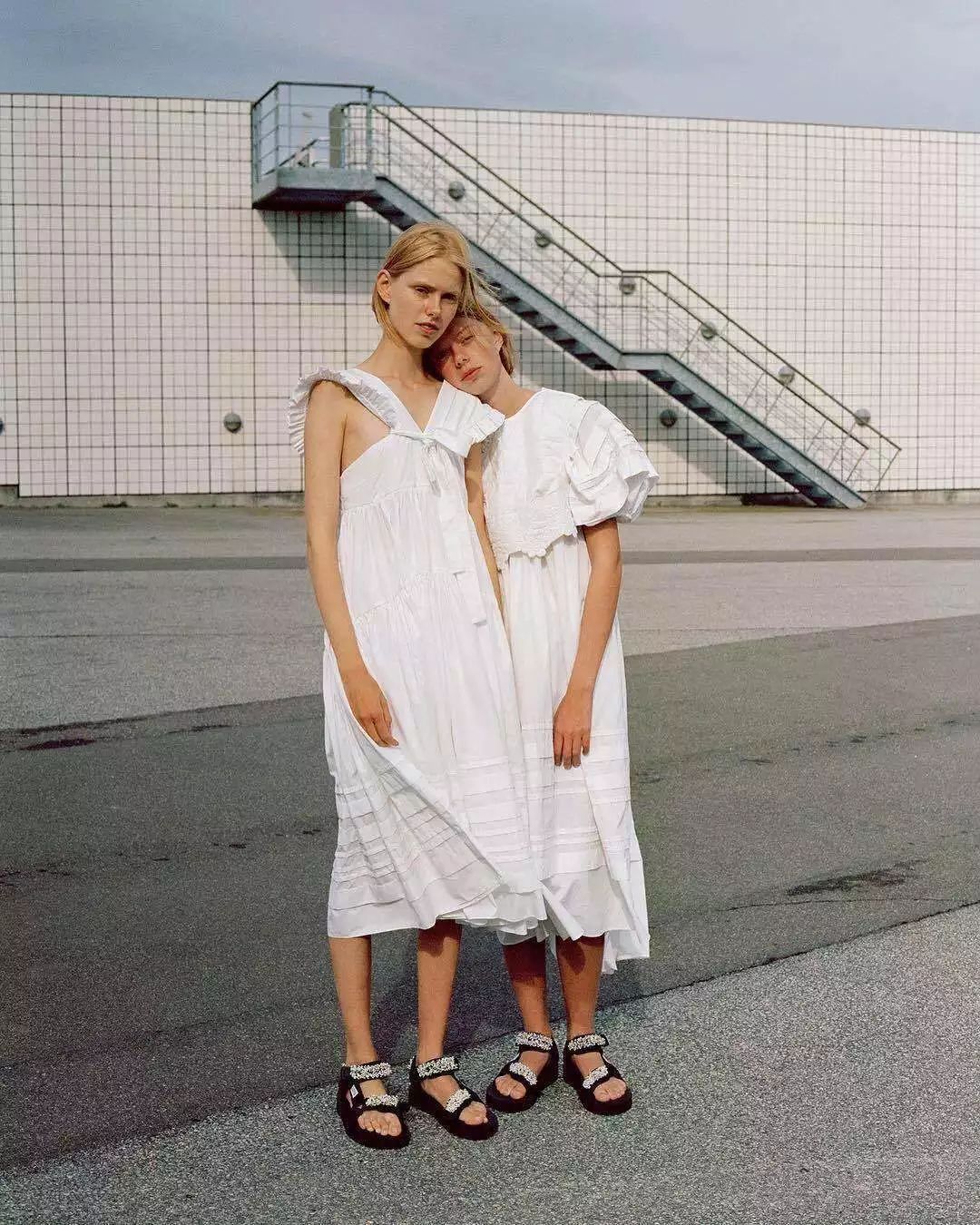 今年夏天这几款凉鞋真的美哭了,这个夏天让你美炸的凉鞋