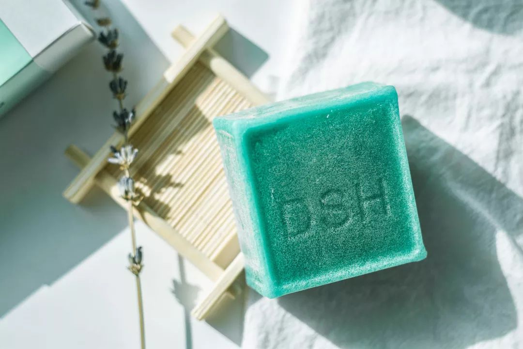 皮肤清洁出黑色的东西,皮肤挤出白色膏状很臭怎么办