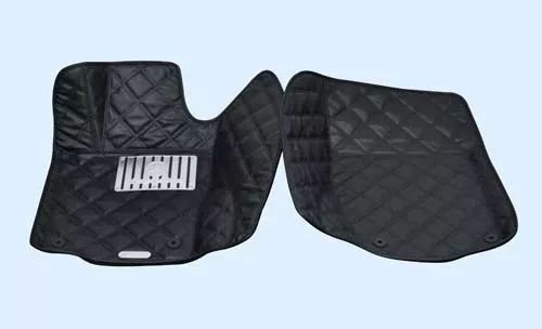 轿车失控撞飞多人,可怕小轿车突然失控撞飞路边行人