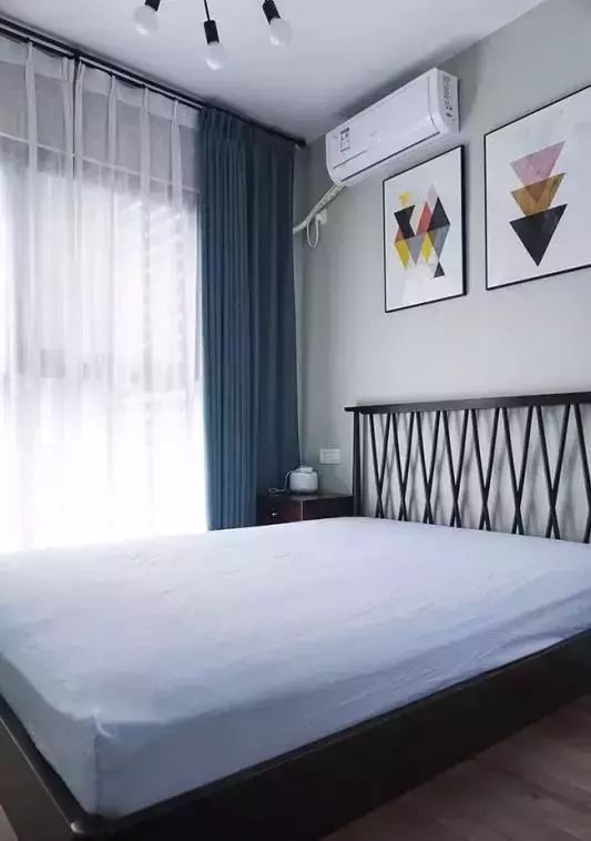 老公在卧室砌了小半堵墙愣是造出一个衣帽间，来人见了都赞不绝口