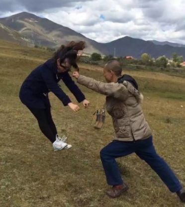 中国时髦大妈天秀姿势全解