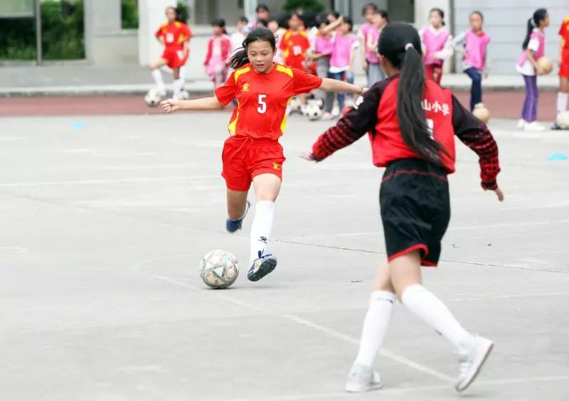 篮球场上踢足球，数学老师当教练，青川这支球队却获得了亚军！